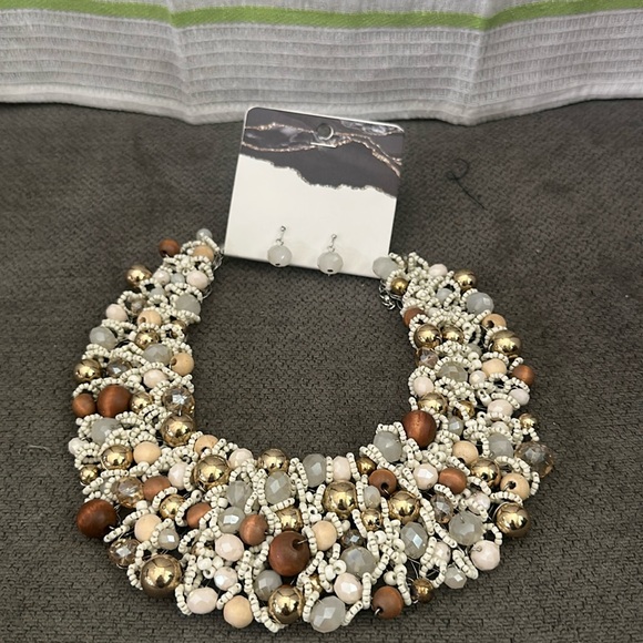 Elegant Gold and Cream Statement Necklace - Picture 1 of 3